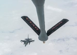 F-16 pilots, KC-135 crews team for mid-air refueling training