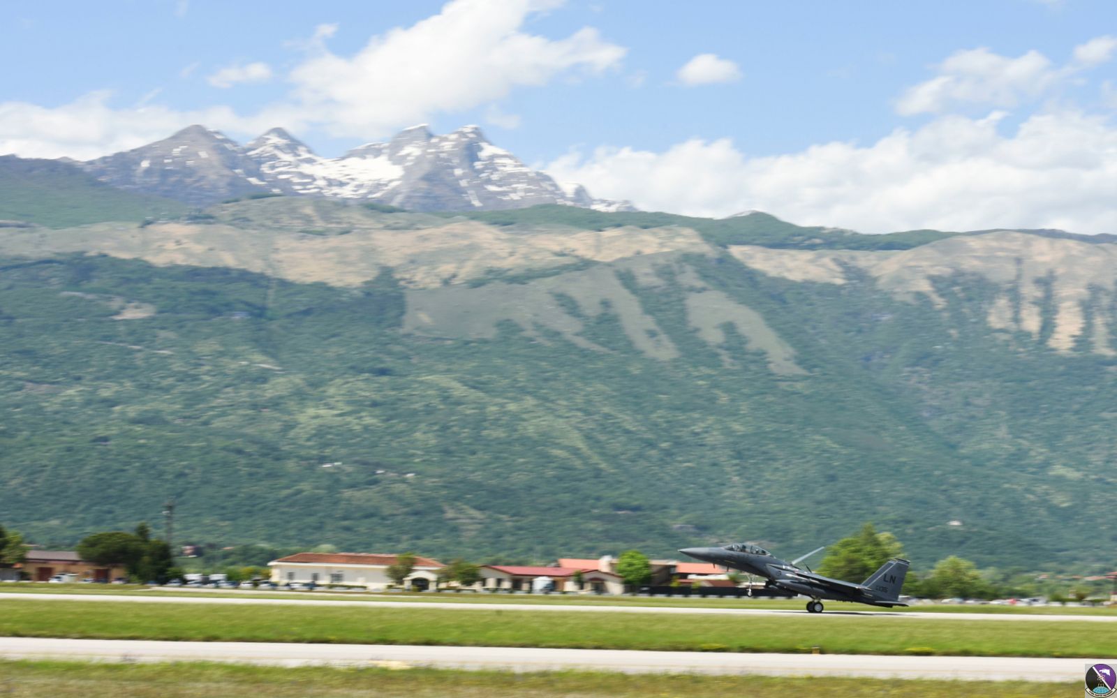 Jet lands at Aviano